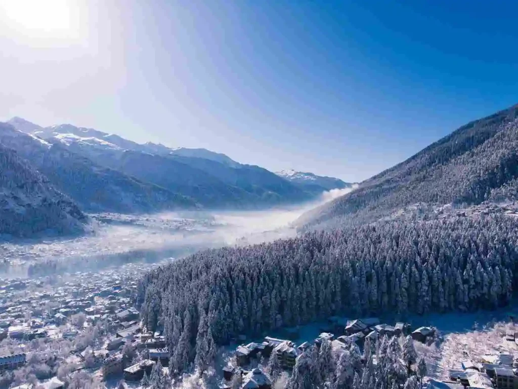 Manali - Snow-Covered Mountain Destination for Budget-Friendly College Trips in India.